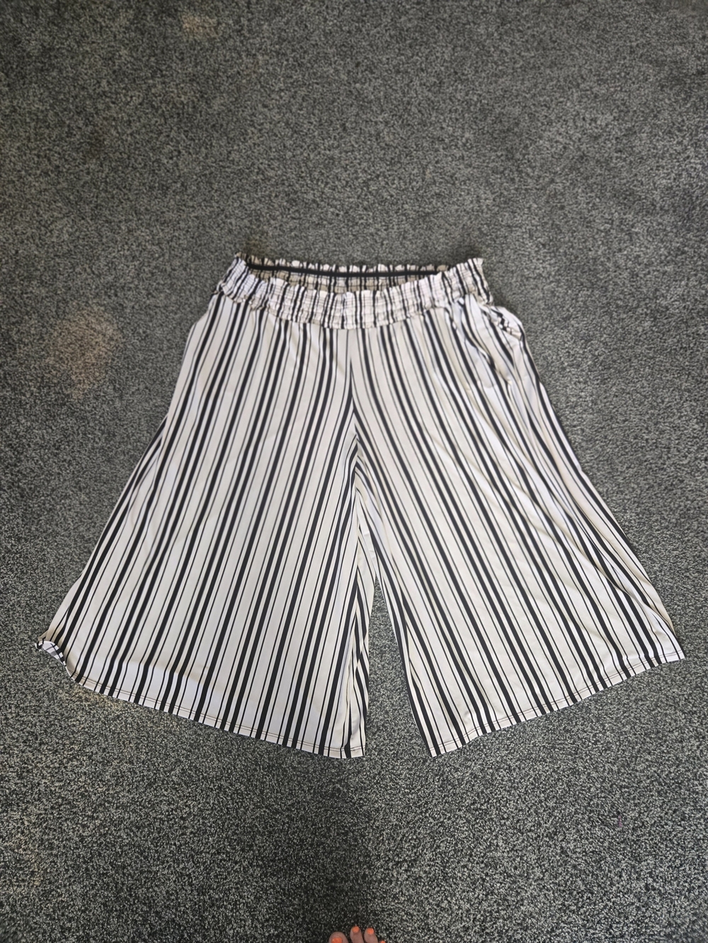 Striped Wide-Leg Capri Bottoms - Black & White